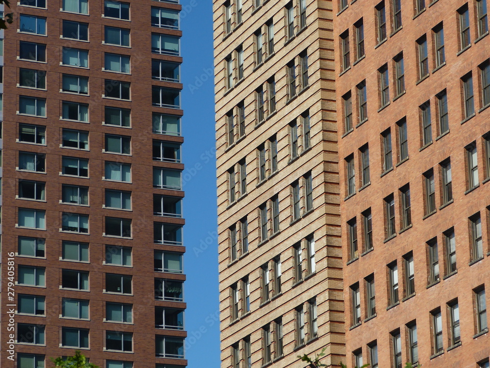 Immeubles modernes sur ciel bleu