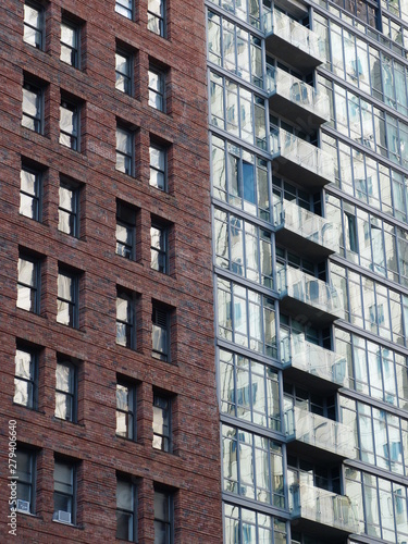 Facades de batiments en contraste