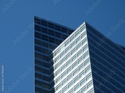 Immeubles modernes sur ciel bleu