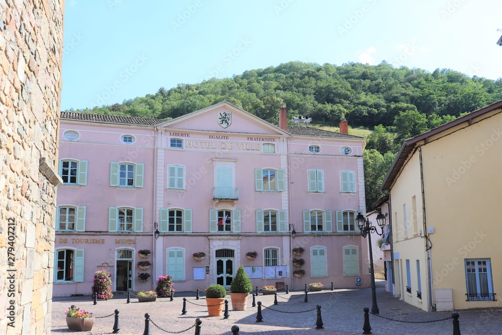 Hôtel de ville, mairie du village de Beaujeu, territoire du Beaujolais, département du Rhône