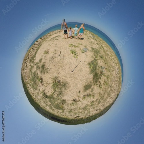 Familie am Strand photo