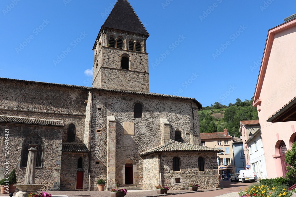 Extérieur de l'église Saint Nicolas du 12 ème siècle dans le village de Beaujeu
