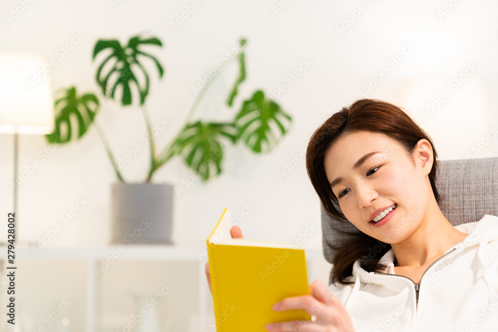 本を読む女性 本を読む女性