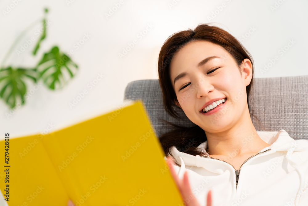 本を読む女性 本を読む女性