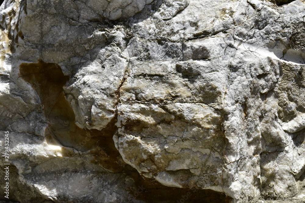 The shape and texture of the stone The shape and texture of the stone
