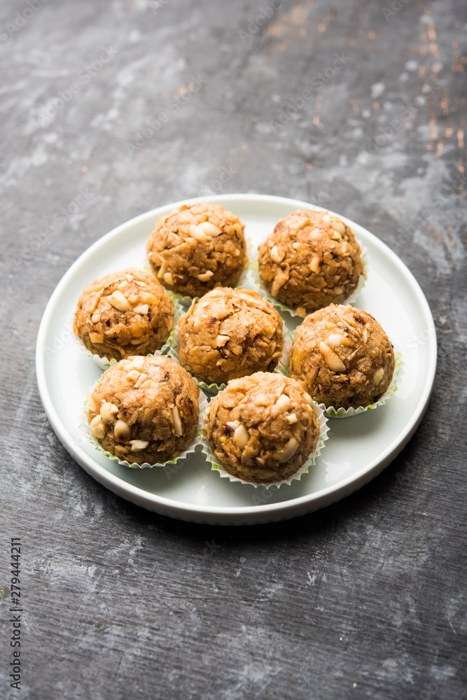 Leftover chapati Laddu / Churma Laddoo or Policha Ladu made with Roti, peanuts, dry fruits and jaggery. selective focus Leftover chapati Laddu / Churma Laddoo or Policha Ladu made with Roti, peanuts, dry fruits and jaggery. selective focus
