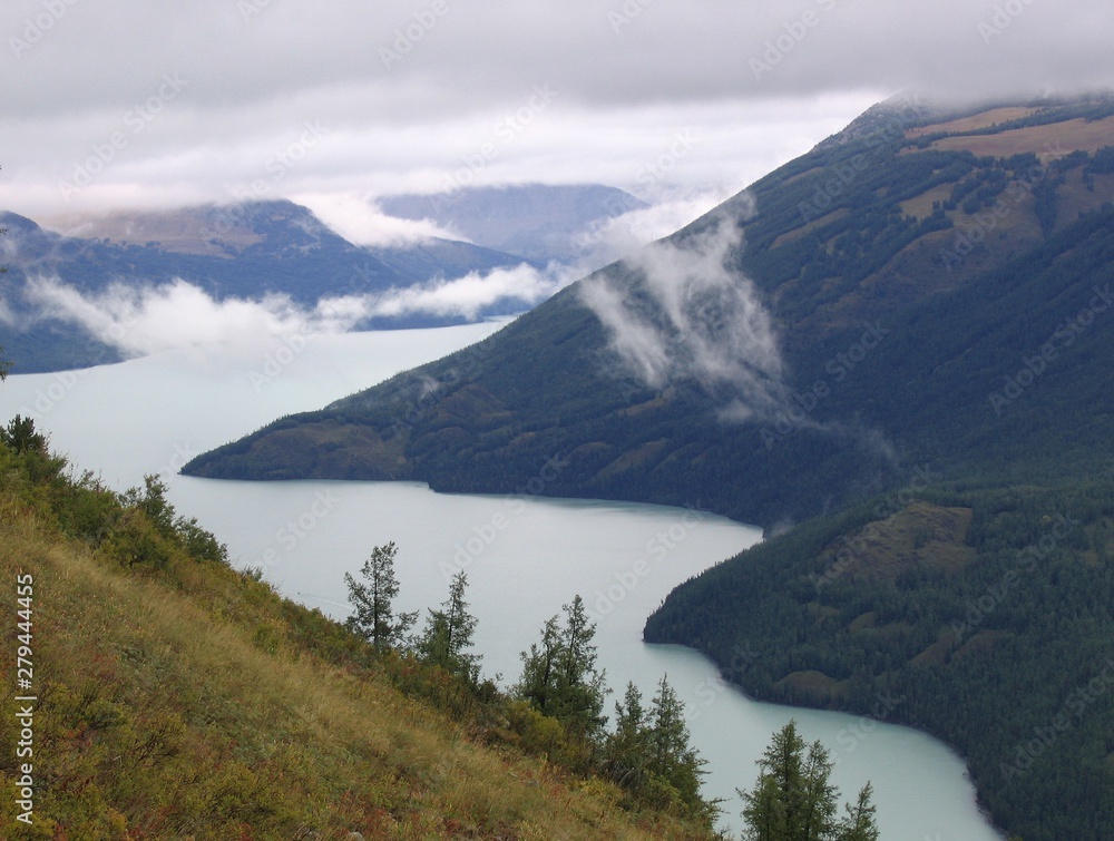 Φωτογραφία Fog and cloud at Heavenly Lake of Tianshan mountain in Xinjiang Province, China