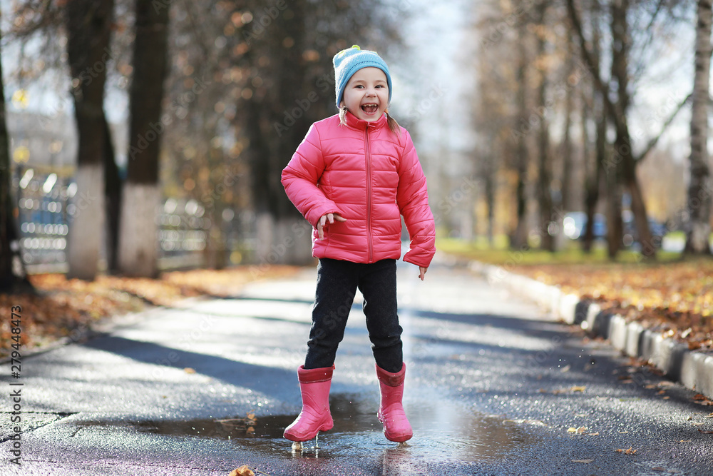 Fototapeta premium Children walk in the autumn park