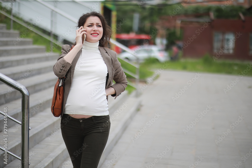 A pregnant woman feels pain on the street