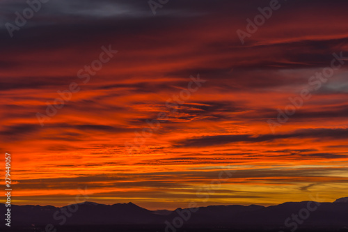 rote farben am himmel mit berge © thomaseder
