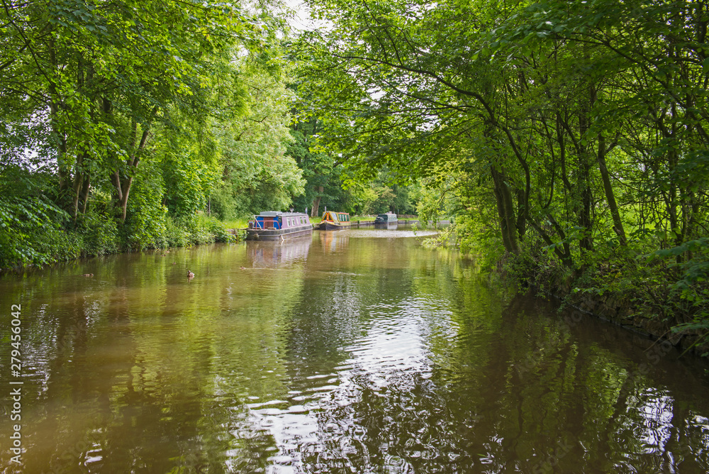 Narrowboats on a British canal in rural setting - obrazy, fototapety, plakaty 