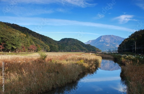 川に映り込む滋賀県の名峰、伊吹山と秋晴れの里山風景