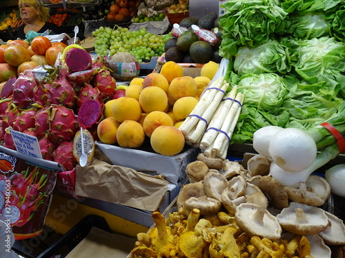 pitayas setas y verduras en verduleria mercado atarazanas malaga