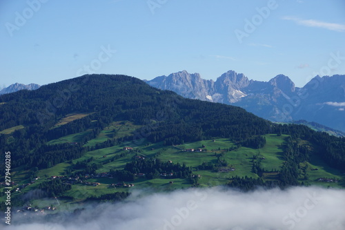 Sommermorgen in den Kitzbühler Alpen mit Blick auf Kaisergebirge