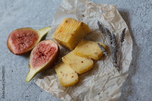 Foto food photo rustic Breakfast cheese and figs and lavender in Provence style
