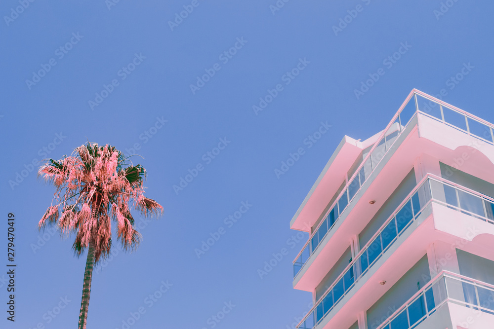 Fototapeta premium Pomarańczowa palma i część hotelu. Minimalistyczny styl na podczerwień
