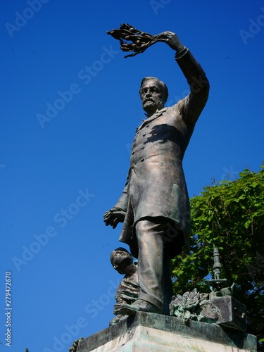 Statue de  Louis Pasteur à Alès dans le Gard, Cévennes