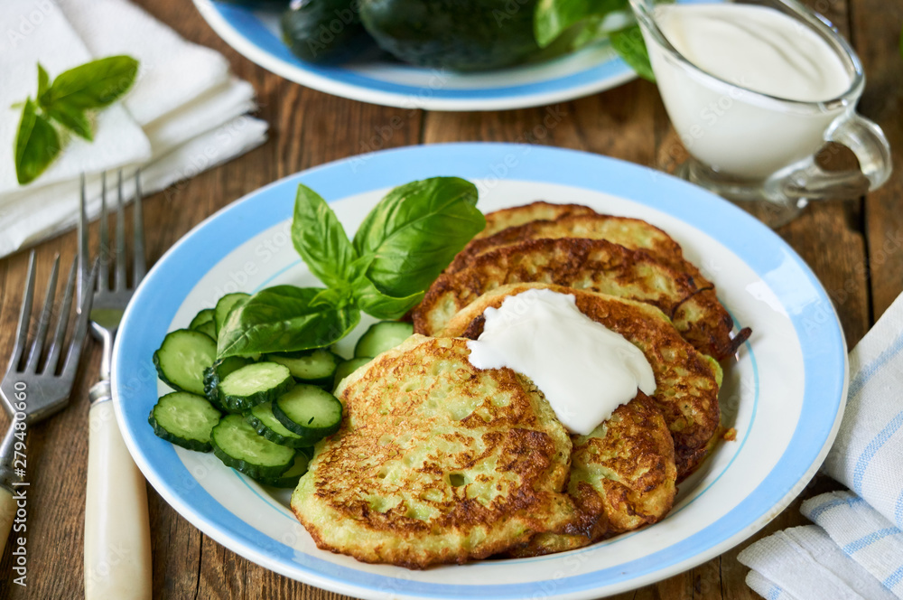 Zucchini fritters with sour cream, cucumbers and basil Zucchini fritters with sour cream, cucumbers and basil