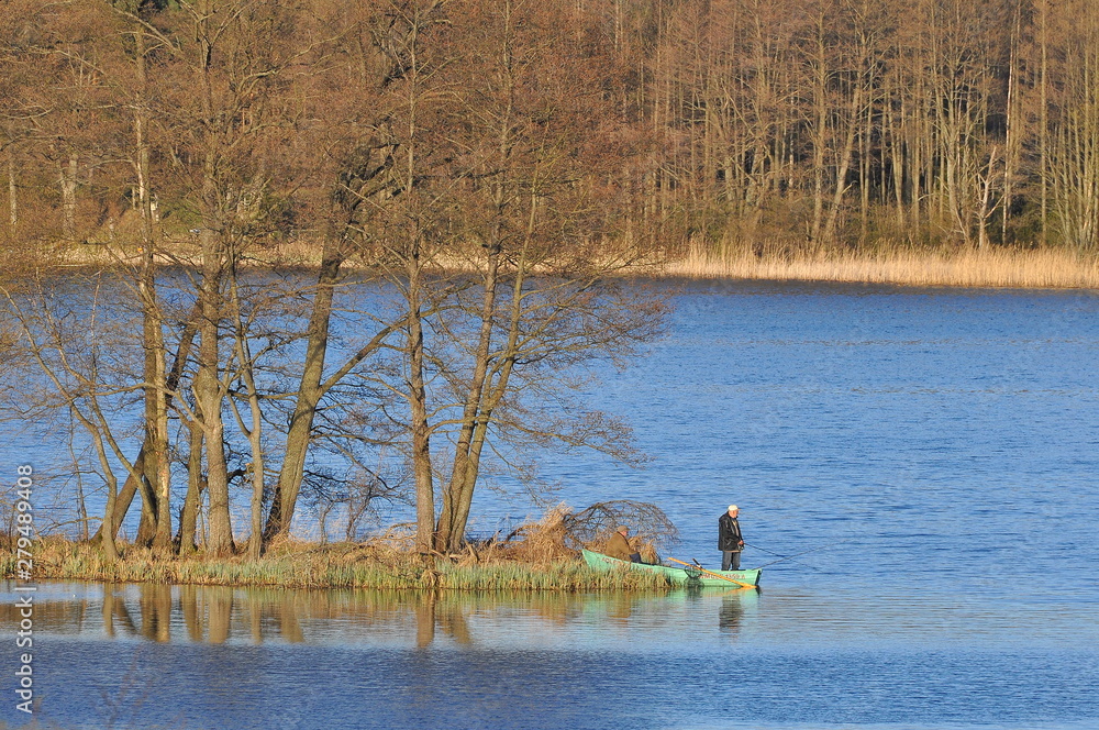 Obraz premium jezioro Kośno. Wędkarze na wodzie. Polska - Mazury - Warmia.