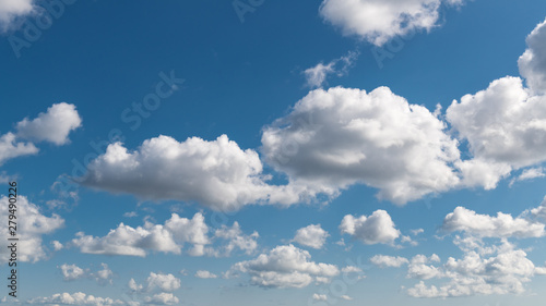 Weiss graue schäfchenwolken am blauen himmel