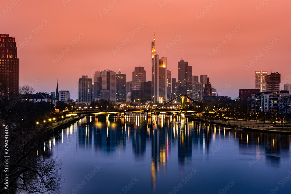 Frankfurt bei Sonnenuntergang tief Orange