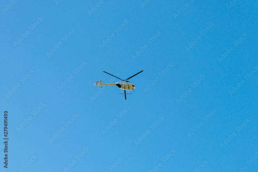 Helikopter von unten in der Luft Helikopter von unten in der Luft