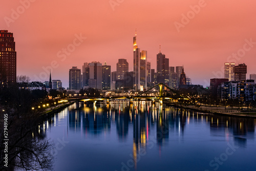 Frankfurt bei Sonnenuntergang tief Orange