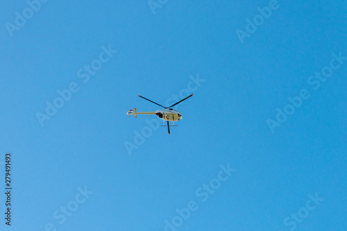 Helikopter von unten in der Luft 