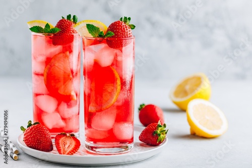 Fotografie, Obraz Refreshing Strawberry Mint and lemon Iced Tea or lemonade in glasses