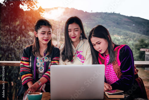 Tableau sur toile women and friend happy time