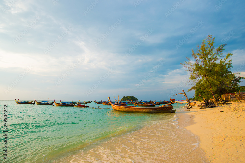 Fototapeta premium Sea beach morning sunrise colorful sky