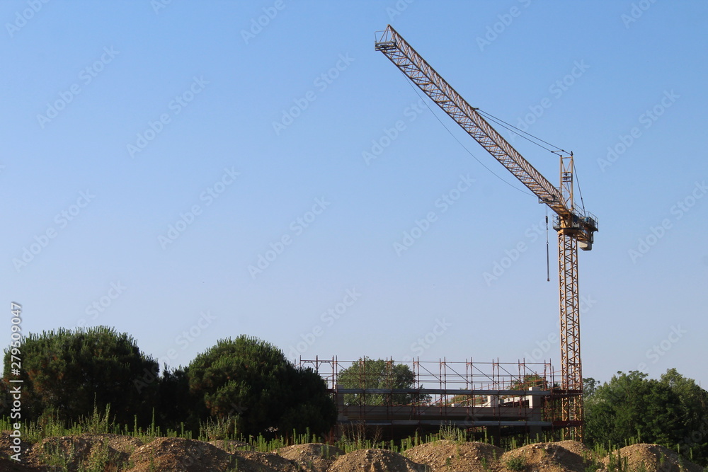 Gru nel cantiere edile - lavori in corso Gru nel cantiere edile - lavori in corso