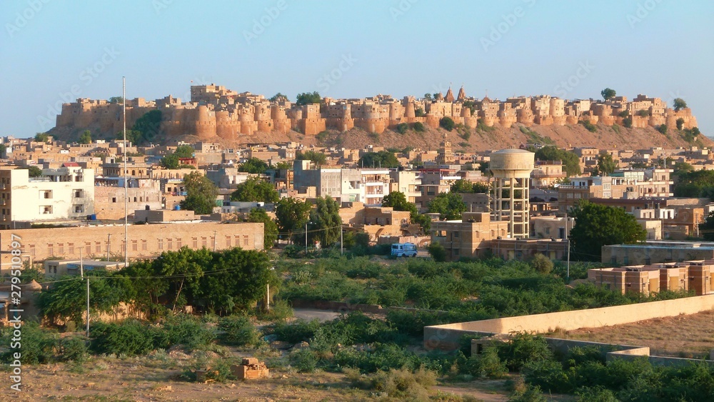 Jaisalmer au Rajasthan, panorama sur la ville surplombée par sa forteresse, au soleil couchant (Inde)