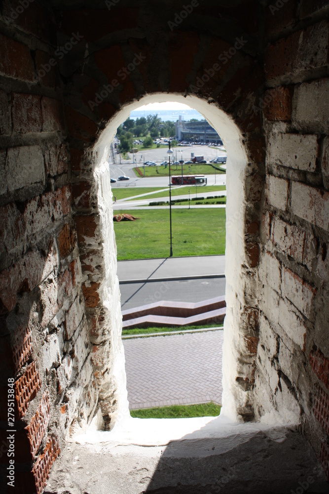 Obraz premium old door in stone wall