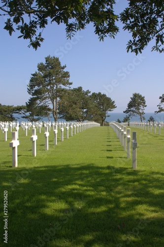 croix blanches au cimetière américain ,au plage du débarquement 