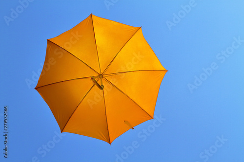 ombrello giallo con cielo azzurro  yellow umbrella with blue sky