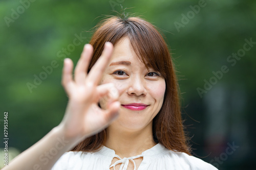 Wallpaper Mural 「OKサイン」をつくるビジネスウーマン Torontodigital.ca