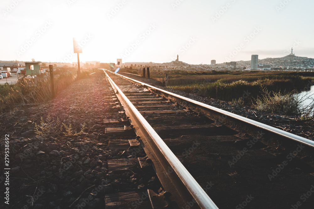 Línea de tren en ocaso 