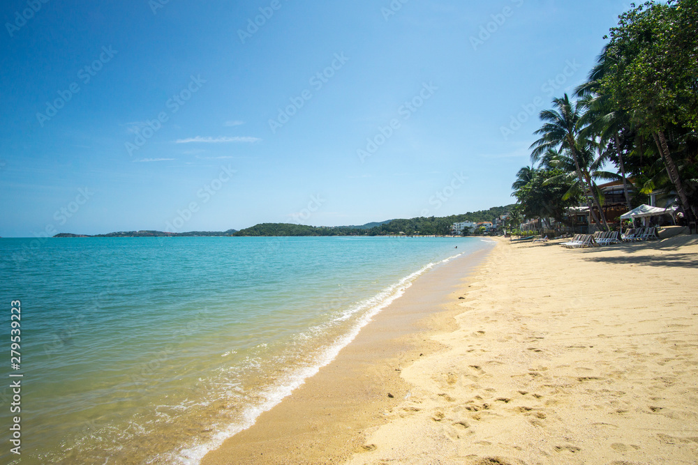 Fototapeta premium A beautiful day at the Bophut beach in Samui Island in south of Thailand , this amazing little village are full of little restaurants and white sand beaches with a crystal clear water.