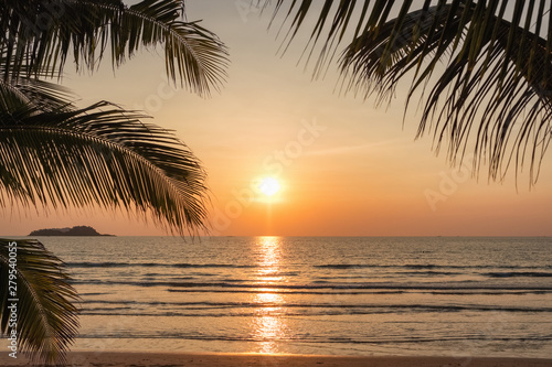 Fototapeta Naklejka Na Ścianę i Meble -  Sunset on a beautiful tropical beach in Thailand