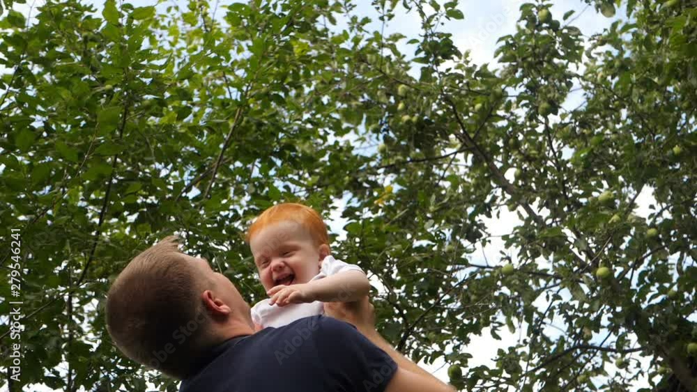 Parent throws up his daughter in the sky Parent throws up his daughter in the sky