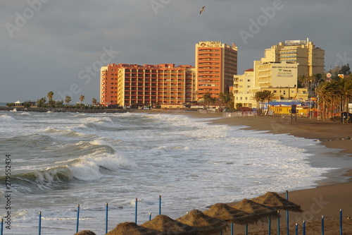 playa con temporal de olas en benalmadena malaga