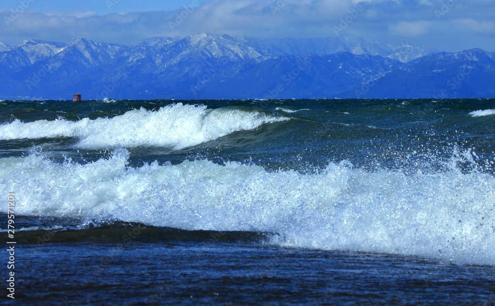 琵琶湖の冬の荒波と雪山