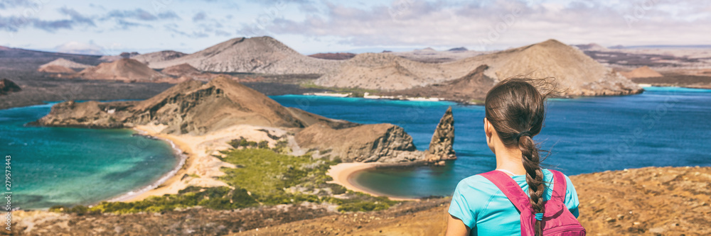 Fototapeta premium Wyspy Galapagos rejs turystyczny kobieta panoramiczny sztandar. Widok na wyspę Bartolome lub Bartholomew na wycieczki piesze wycieczki po brzegu turystyka podróżnicza. Turysta podróżujący po Ekwadorze.