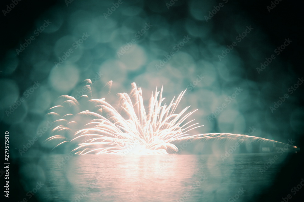 雨の日の滑川の海辺の幻想的な花火大会 Stock Photo Adobe Stock