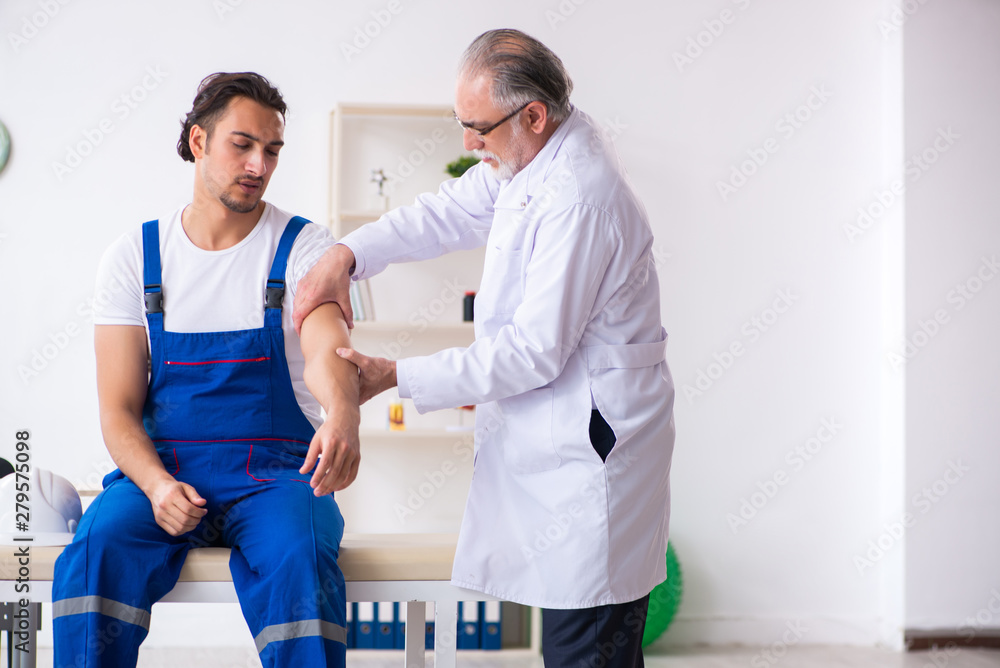 Obraz premium Młody mężczyzna kontrahent odwiedzający starego lekarza