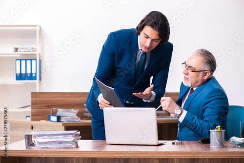 Young and old employees working together in the office © Elnur