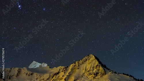 TIMELAPSE - Stars over snowy mountains