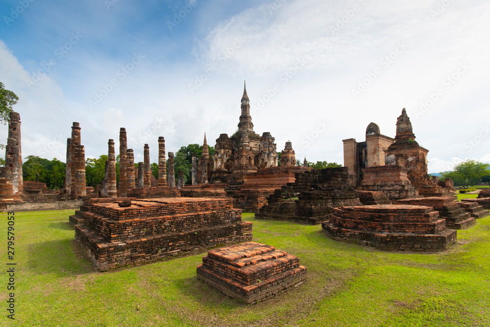 Fototapeta premium Sukhothai historical park old temple and architecture in day time. 