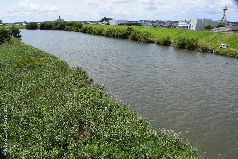 小貝川 茨城県取手市付近 ／ 小貝川（こかいがわ）は全長111.8kmで、バス釣りのポイントとしても有名です。利根川の支流中で第２位の長さを誇り、関東平野を北から南へと流れる一級河川ですが、古くから洪水をおこす暴れ川としても知られています。